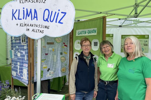 Klimaquiz am Infostand, Yvonne Hartmann, Ruth Radl, Dagmar Förster, Ökomarkt 20.09.2026, Foto BN